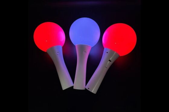 Draadloze DMX-controller voor draadloze besturing van oplaadbare LED-balstokjes die worden gebruikt bij concerten en repetities van meerdere dagen