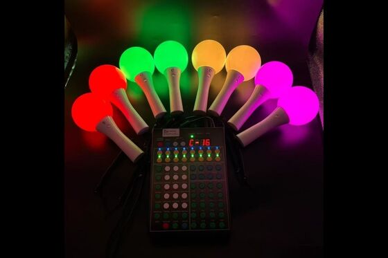 Draadloze DMX-controller voor draadloze besturing van oplaadbare LED-balstokjes die worden gebruikt bij concerten en repetities van meerdere dagen