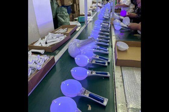 Draadloze DMX-controller voor draadloze besturing van oplaadbare LED-balstokjes die worden gebruikt bij concerten en repetities van meerdere dagen